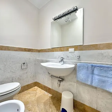 Апартаменти Jacuzzi Modern Front Sea + Private Parking *