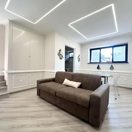 Апартаменти Jacuzzi Modern Front Sea + Private Parking